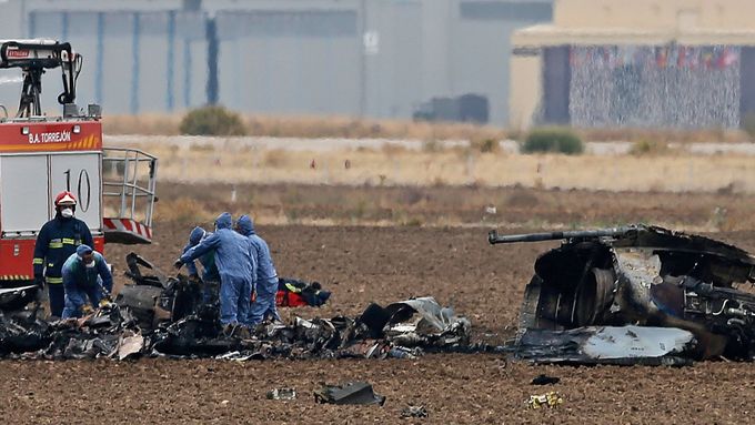 Španělští záchranáři odklízejí trosky ze zřícené stíhačky F-18.