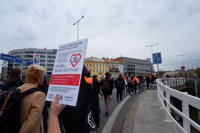 Demonstrace za snížení povolené rychlosti v Praze 13. dubna 2023.