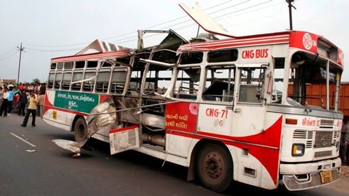Poničený autobus po jednom z výbuchů, Ahmadábád, stát Gudžarat, západní Indie.