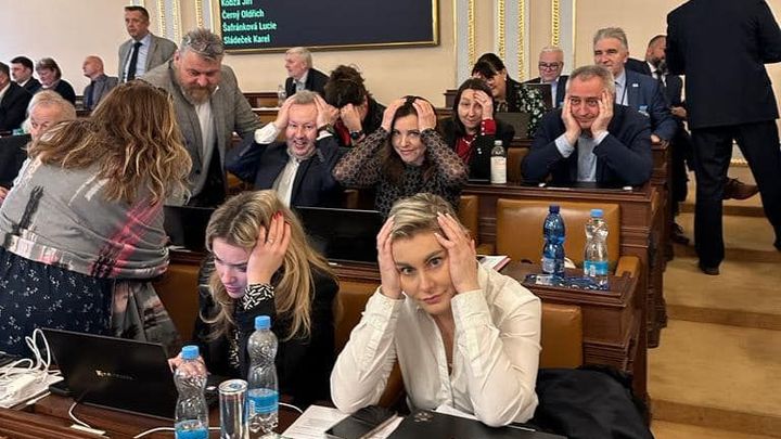 Skautka Richterová i Schillerová ve spacáku. Poslanci nocovali ve sněmovně