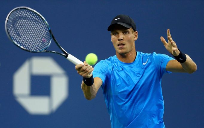 Český tenista Tomáš Berdych hraje se Švýcarem Rogerem Federerem na US Open 2012.