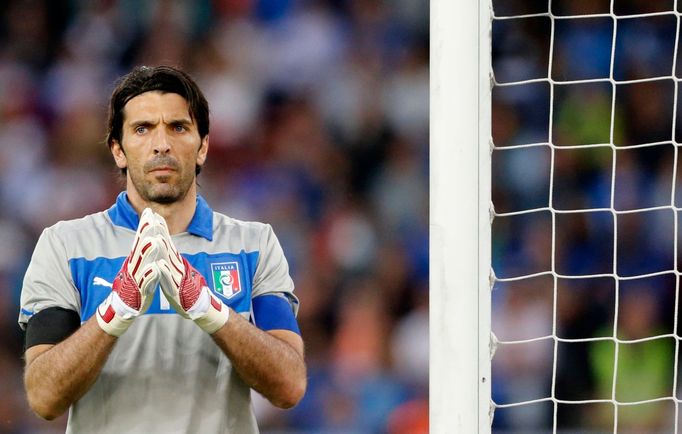 Italský brankář Gianluigi Buffon reaguje na inkasovaný gól svého týmu s Ruskem  během přípravného utkání na Euro 2012.