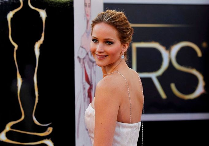 Jennifer Lawrence přichází. Má nominaci na Oscara za hlavní ženskou roli v Terapii láskou.