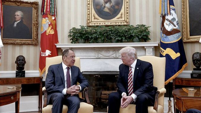 Ruský ministr zahraničí Sergej Lavrov a americký prezident Donald Trump na schůzce v Bílém domě 10.5.2017.