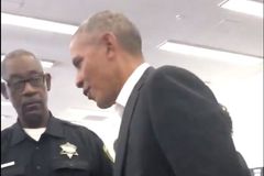 Obama byl povolán k soudu v Chicagu jako porotce, jeho příchod vyvolal pozdvižení