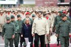 Tvrdě vedená armáda i peníze z drog. Takto se Maduro drží stále u moci