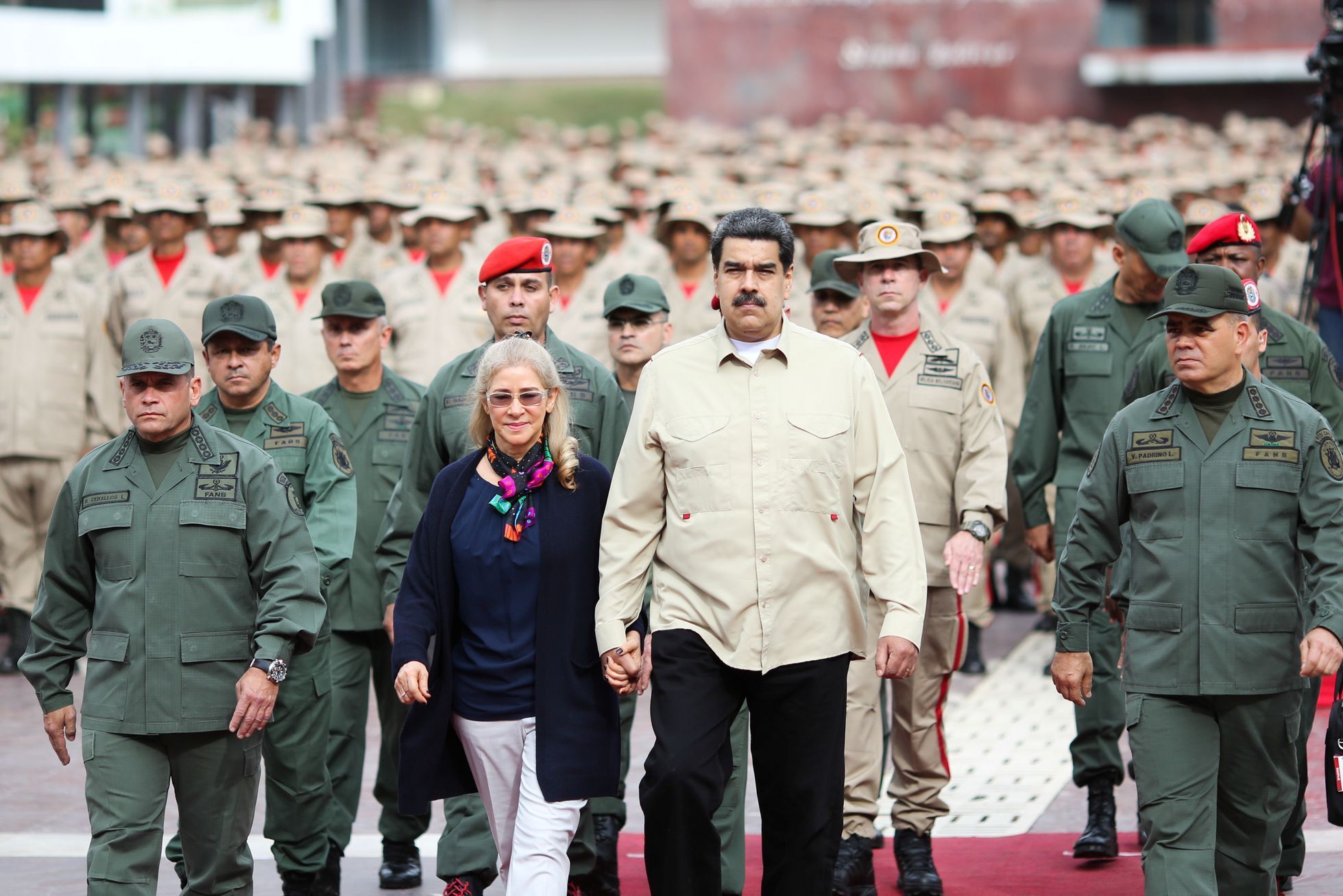 Nicolás Maduro spolu se svou manželkou Ciliou Floresovou a vysokými představiteli ozbrojených složek na vojenské přehlídce v Caracasu.