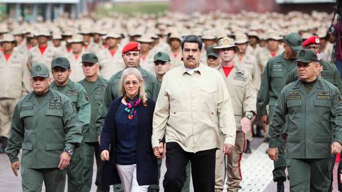 Nicolás Maduro spolu se svou manželkou Ciliou Floresovou a vysokými představiteli ozbrojených složek na vojenské přehlídce v Caracasu.