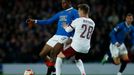 Joe Aribo a Tomáš Wiesner v zápase EL Glasgow Rangers - Sparta