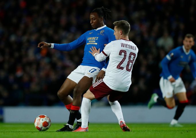 Joe Aribo a Tomáš Wiesner v zápase EL Glasgow Rangers - Sparta