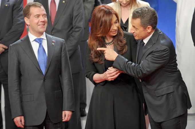 Francouzský prezident Nicolas Sarkozy (vpravo) uplatňuje svůj šarm na argentinskou prezidentku Cristinu Fernandez Kirchnerovou. Ruský prezident Dmitrij Medveděv (vlevo) se jen culí. Momentka ze summitu G20