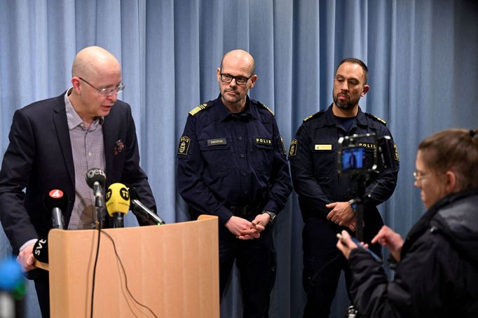 Policie zatím nemá informace o tom, že by šlo o teroristický čin, ale jistě to ještě neví, oznámili zástupci bezpečnostních složek na tiskové konferenci.