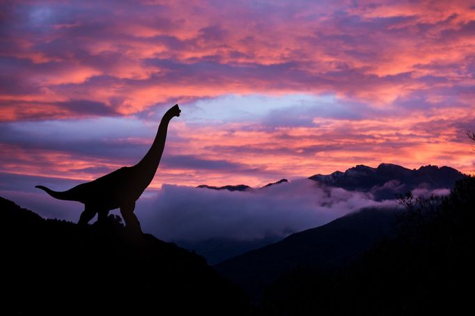 Silueta brachiosaura při východu slunce v jurském období. Umělecká vizualizace. Ilustrační snímek