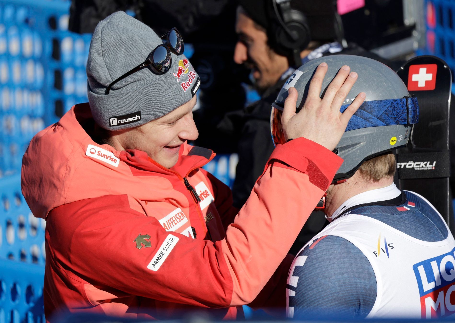 Marco Odermatt a Aleksander Aamodt Kilde v cíli sjezdu mužů na MS v alpském lyžování 2023