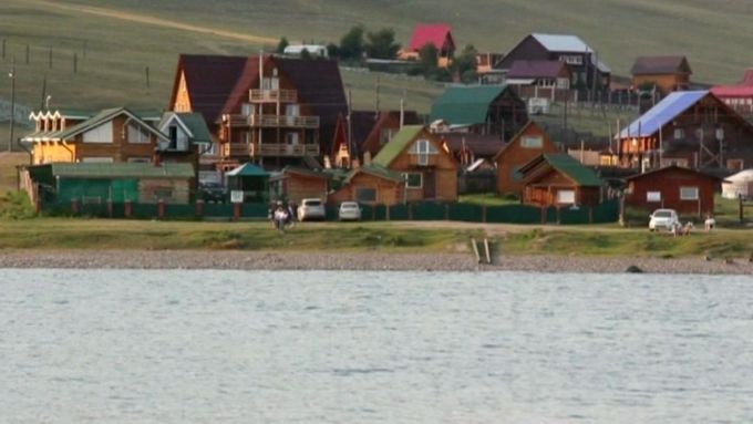 Nelegální výstavba hotelů, kempů a odpad, který zůstává po turistech, ohrožují vody Bajkalského jezera - největší nádrže se zásobami sladké vody na světě. Dříve čiré vody ohrožují nebezpečné chaluhy.