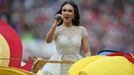 Aida Garifullinová zpívá na slavnostním zahájení fotbalového MS 2018 v Rusku.