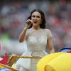 Aida Garifullinová zpívá na slavnostním zahájení fotbalového MS 2018 v Rusku.
