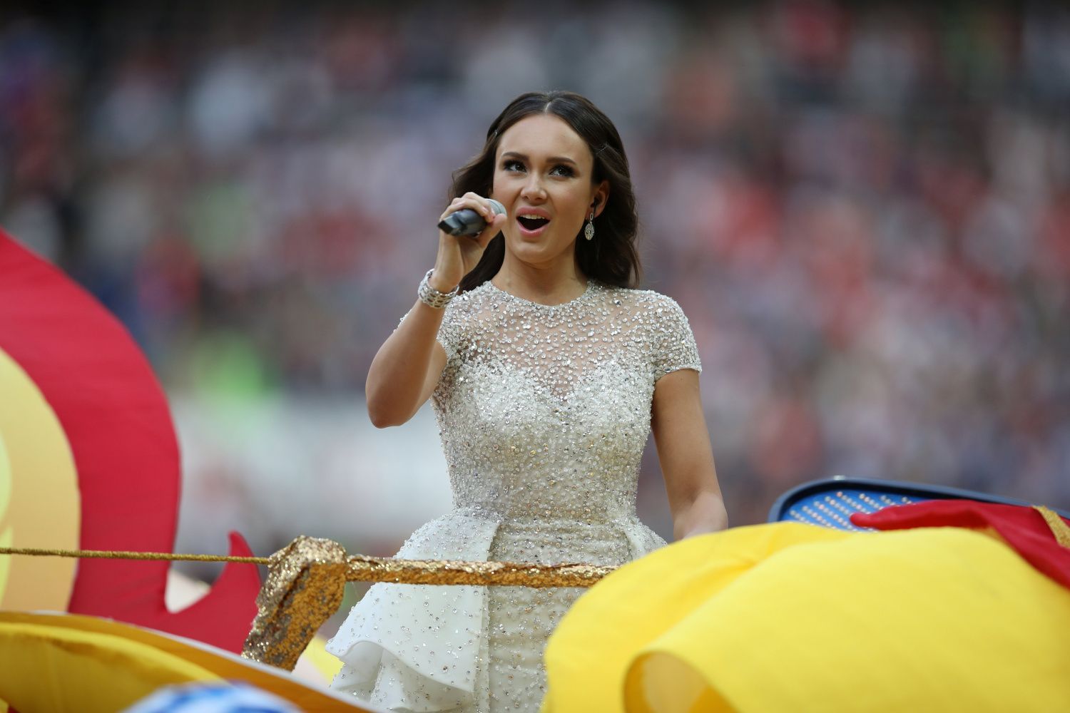 Aida Garifullinová zpívá na slavnostním zahájení fotbalového MS 2018 v Rusku.