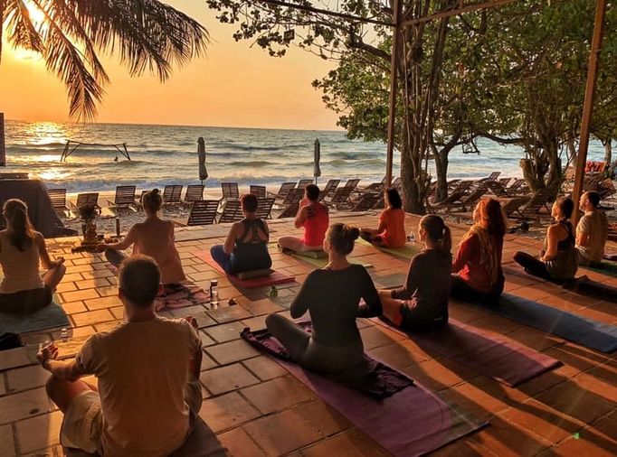 Ranní lekce jógy Veroniky Pospíšilové na pláži bai Sao ve Phu Quoc