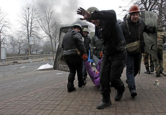 Anti-government protesters carry an injured man on a stretcher in Independence Square in Kiev February 20, 2014. Ukrainian protesters seized back Kiev's Independence Squa