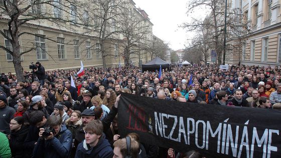 Foto: Plný Albertov letos patřil studentům, ne Konvičkovi se Zemanem. Tleskalo se Pithartovi