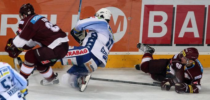 Hokej, extraliga, Sparta - Kometa Brno: Petr Ton (vlevo) a Dominik Pacovský - Leoš Čermák