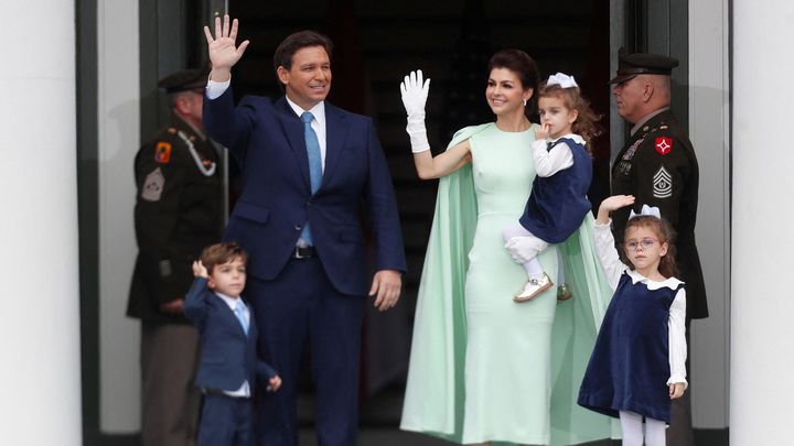 Kdo je Casey DeSantisová: Obléká se jako Jackie a pomáhá manželovi porazit Trumpa