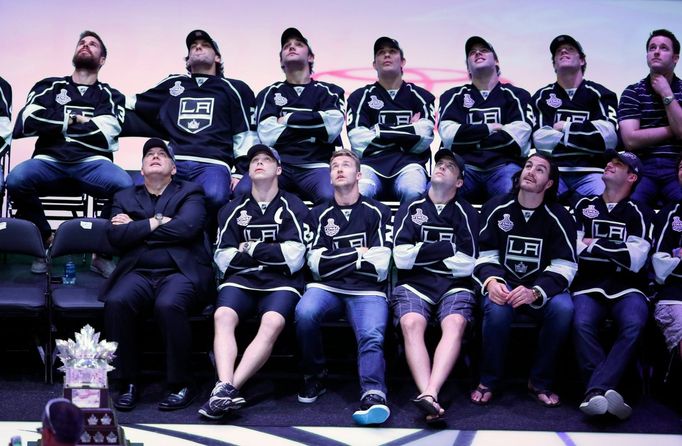 Hokejový tým NHL - Los Angeles Kings pózuje během oslav vítězství ve Stanley Cupu