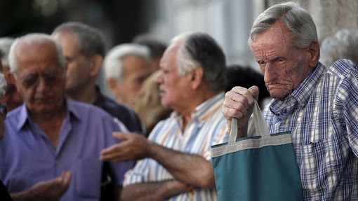 Řecká krize - Atény - Důchodci čekají na výplatu části mezd