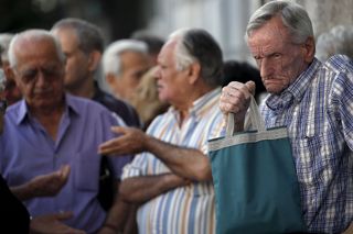 Řecká krize - Atény - Důchodci čekají na výplatu části mezd