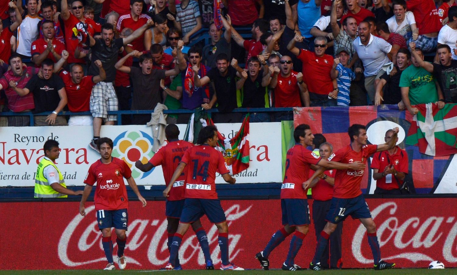 Fotbalisté Osasuny slaví gól v utkání La Ligy 2012/13 s Barcelonou.