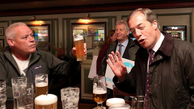 Lídr Brexit Party Nigel Farage (vpravo) ve volební kampani, snímek z hospody v Sunderlandu z 11. května 2019.