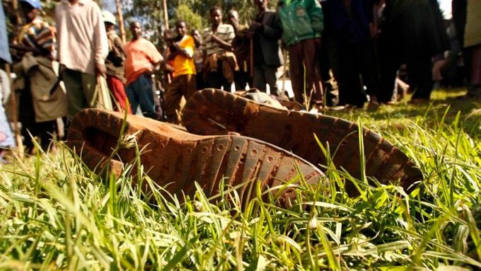 Keňští vesničané postávají v obci Gathaithi v okrese Nyeri v Centrální provincii u těla muže zabitého během vzájemných potyček místních obyvatel s členy obávaného gangu Mungiki
