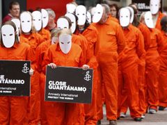 Zavřete Guantánamo, žádá mezinárodní společenství po Spojených státech.