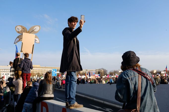 Lidé z Letné (demonstrace 16. listopadu 2019)