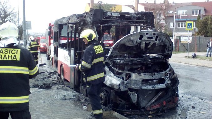 Požár autobusu v pražských Kyjích.
