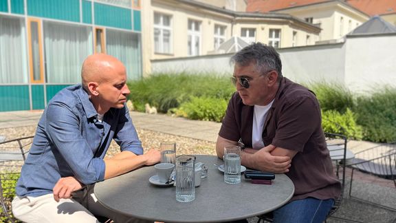 Šéfredaktor Aktuálně.cz Matyáš Zrno (vlevo) při rozhovoru s Željkem Komšićem.