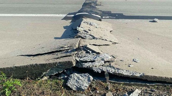 Zničený povrch dálnice D35 na Olomoucku, jedna z příčin sobotní hromadné nehody.