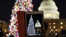 A woman takes a picture with her iPad Mini during the official lighting ceremony of the U.S. Capitol Christmas Tree in Washington December 4, 2012. REUTERS/Jason Reed (UNITED STATES - Tags: SOCIETY) Published: Pro. 4, 2012, 11:31 odp.