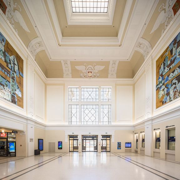 Interiér vstupní haly nádraží v Českých Budějovicích je po opravě barevně sjednocený a čistší.