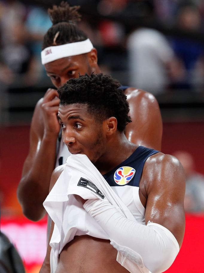 Zklamaní Amerčiané Donovan Mitchell a Myles Turner na MS 2019