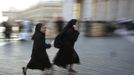 Nuns run in Saint Peter's Square to take a good vantage point before the inaugural mass for Pope Francis at the Vatican, March 19, 2013. Pope Francis celebrates his inaugural mass on Tuesday among political and religious leaders from around the world and amid a wave of hope for a renewal of the scandal-plagued Roman Catholic Church. REUTERS/Max Rossi (VATICAN - Tags: RELIGION POLITICS) Published: Bře. 19, 2013, 7:41 dop.