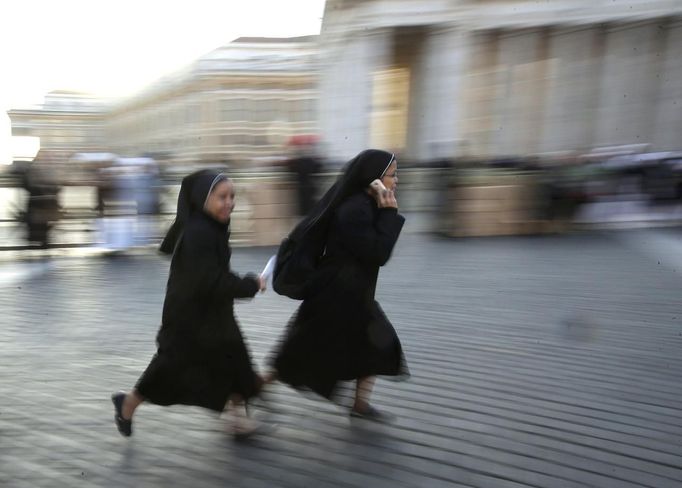 Nuns run in Saint Peter's Square to take a good vantage point before the inaugural mass for Pope Francis at the Vatican, March 19, 2013. Pope Francis celebrates his inaugural mass on Tuesday among political and religious leaders from around the world and amid a wave of hope for a renewal of the scandal-plagued Roman Catholic Church. REUTERS/Max Rossi (VATICAN - Tags: RELIGION POLITICS) Published: Bře. 19, 2013, 7:41 dop.