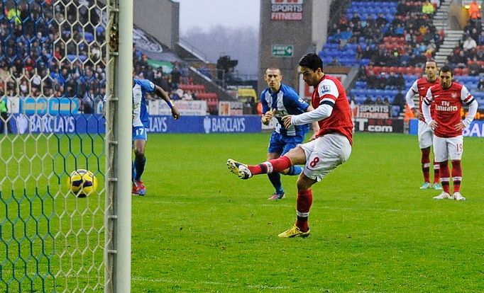 Zápas Wiganu s Arsenalem rozhodl penaltou Mikel Arteta...