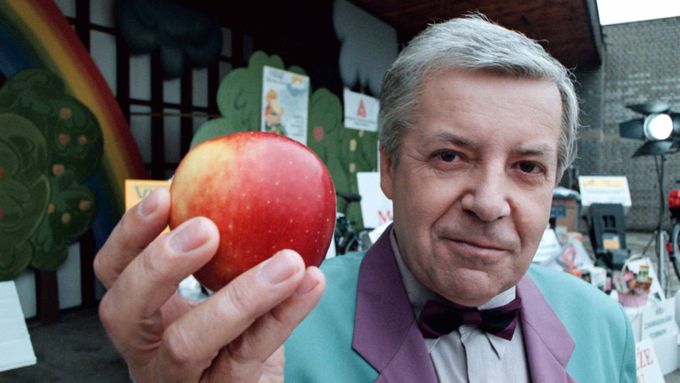 Přemek Podlaha s jablkem (snímek z roku 1995).