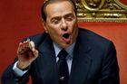 Mafie, korupce, prostitutky. Berlusconi ale opět přežil