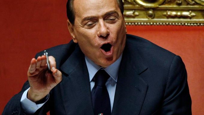 Berlusconi je v italském tisku stejně populární jako Mussoliniová. Oba notně navyšují prodaný náklad