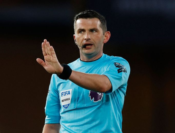 Rozhodčí Michael Oliver v utkání Arsenalu s s Wolvehamptonem