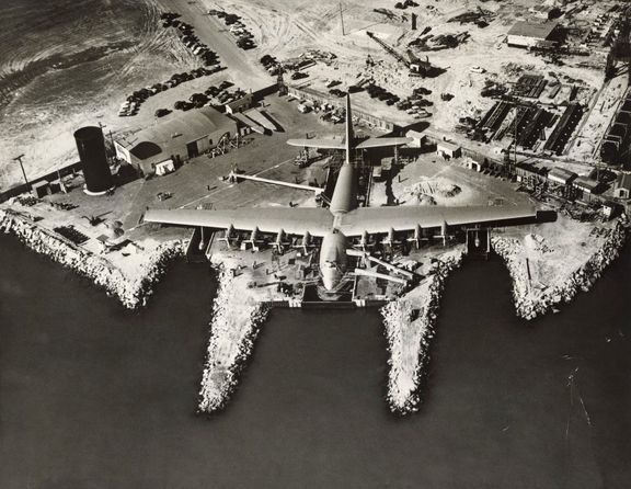 Pohled na letoun Hughes H-4 Hercules během jeho stavby v Kalifornii v USA. Rok 1947