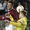 Sparťan Miroslav Slepička v hlavičkovém souboji s Hannu Tihinenem z FC Curych v úvodním zápase základní skupiny Poháru UEFA.